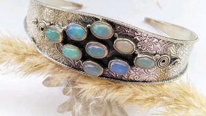 Браслет с опалом: особенности, как выбрать и носить