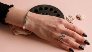 С чем носить серебряные украшения