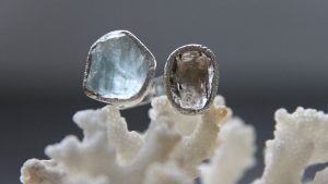 Незамкнутые украшения: за и против незамкнутых колец, браслетов и колье