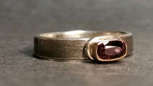 Кольца со шпинелью: особенности, как выбрать и носить