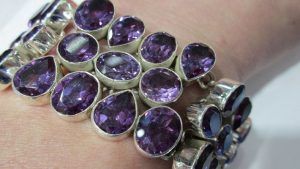 Браслет с александритом: особенности, как выбрать и носить