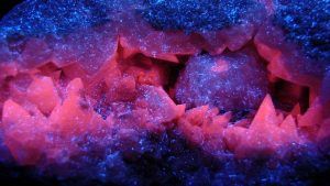 Люминесценция: каким минералам присуща, виды люминесценции