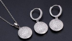 Серьги-медальоны: как выглядят, кому подходят и как правильно их носить