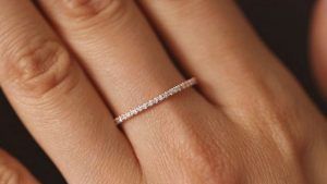 Что означает кольцо на среднем пальце левой или правой руки