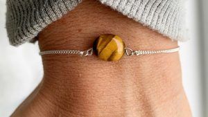 Тигровый глаз: свойства камня и его применение в ювелирном деле