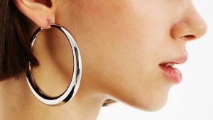 Украшения в стиле 90-х: какие они, и с чем их носить