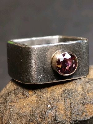 Кольца со шпинелью: особенности, как выбрать и носить