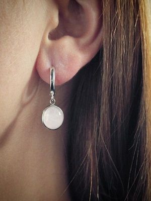 Серьги-медальоны: как выглядят, кому подходят и как правильно их носить