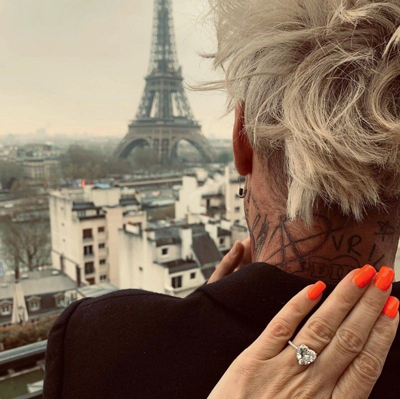 Мод Сан сделал предложение Лавин в Париже. Этот город занимает особое место в их сердцах. Фото: avrillavigne/Instagram