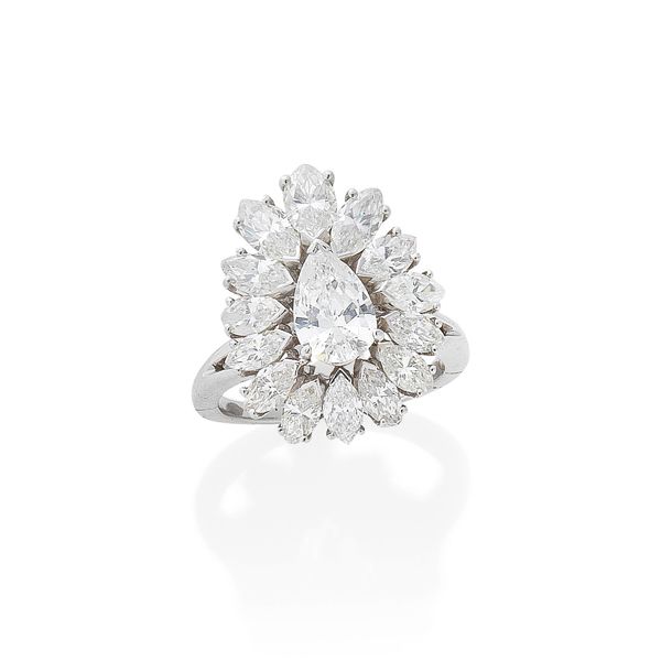 Обручальное кольцо Джоан Коллинз от Энтони Ньюли с бриллиантом грушевидной формы и бриллиантами огранки маркиза