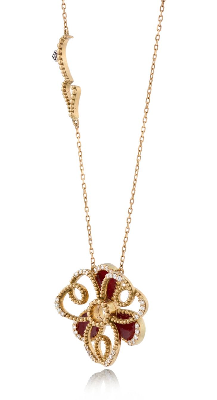 Колье Zahra из 18-каратного золота, украшенное красной эмалью и бриллиантами, от Lana Al Kamal Jewelry Колье Zahra из 18-каратного золота, украшенное красной эмалью и бриллиантами, от Lana Al Kamal Jewelry