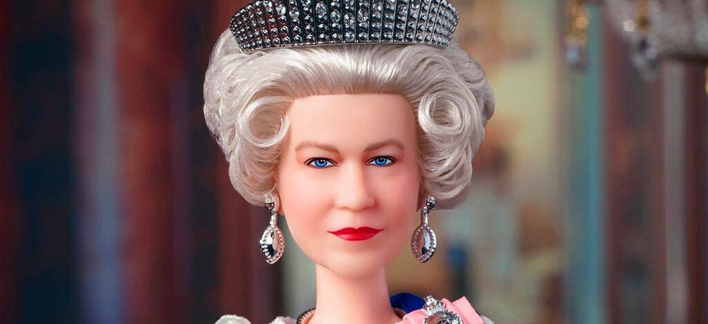 Кукла королевы Елизаветы II в знаменитой тиаре с бахромой