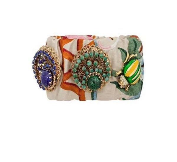 Браслеты из винтажной ткани Единственные в своем роде эластичные браслеты сшиты вручную из винтажной ткани от кутюр и украшены винтажными брошками 1950-х годов со стразами и драгоценными камнями