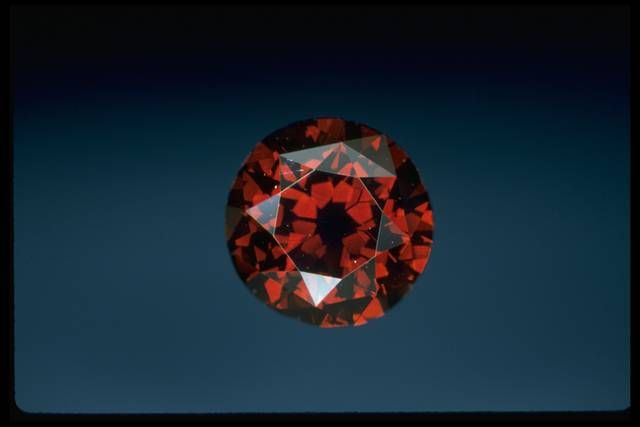 Красный бриллиант DeYoung, Национальная коллекция драгоценных камней, Смитсоновский институт (Фото: Чип Кларк)
