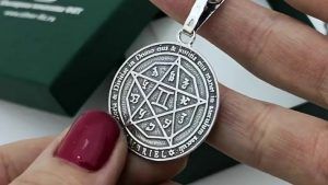 Выбираем талисманы и амулеты для Близнецов