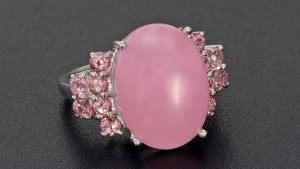 Розовый нефрит: свойства камня, как выбрать и носить?