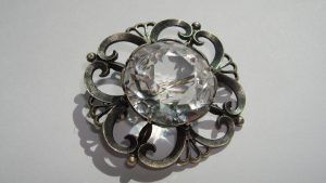 Броши с горным хрусталем: как выбрать и носить украшение