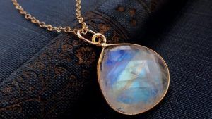 Украшения с лунным камнем: как выбирать и носить, правила ухода