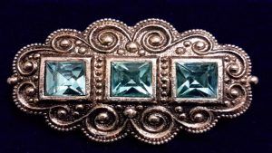 Броши с аквамаринами: как выбрать и носить украшение