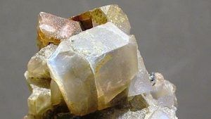 Санидин: свойства камня и его применение в ювелирном деле