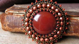 Броши с агатами: как выбрать и носить украшение