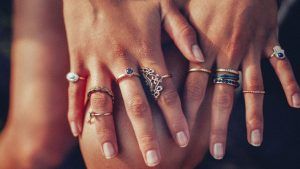Как носить много колец вместе, чтобы это не выглядело безвкусно