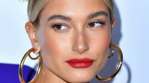 Какие украшения любит носить Хейли Бибер (и как она их сочетает)