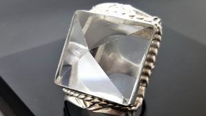 Как отличить натуральный горный хрусталь от подделки Как отличить натуральный горный хрусталь от подделки