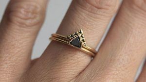 Кольца треугольной формы: кому подойдут, как правильно носить