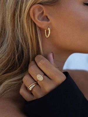 Как правильно комбинировать украшения в одном образе