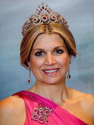 Самые шикарные рубиновые тиары королевских семей