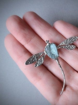 Броши с аквамаринами: как выбрать и носить украшение