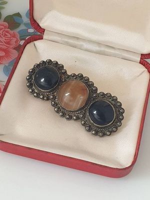 Броши с агатами: как выбрать и носить украшение