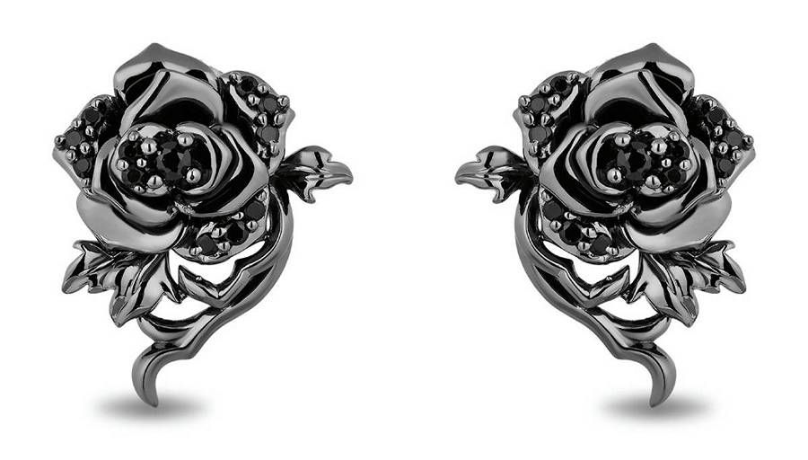 Вдохновленные фильмом «Малефисента: Владычица тьмы», эти скульптурные серьги-гвоздики в виде роз с черными бриллиантами излучают таинственную атмосферу, выходящую за рамки моды