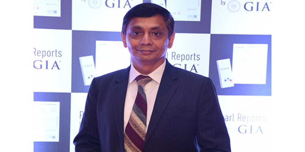 Шрирам Натараджан, управляющий директор GIA India, открывает лабораторию по идентификации жемчуга в Мумбаи