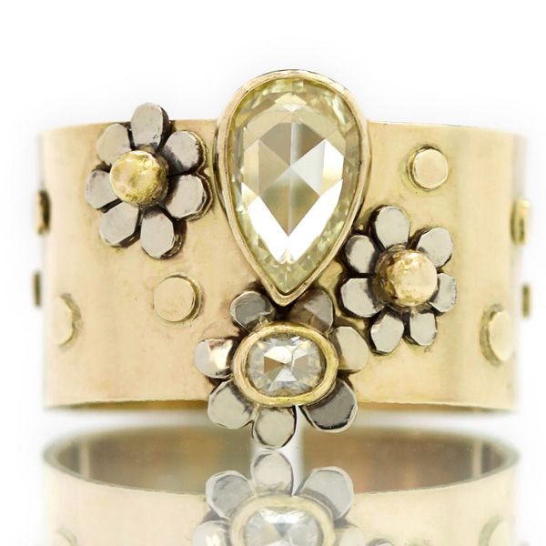 Кольцо от Jen Volkodav из 14-каратного желтого золота с грушевидным и овальным бриллиантами огранки роза, 9 999 долларов