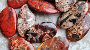 Красная яшма: свойства камня, применение в ювелирном деле