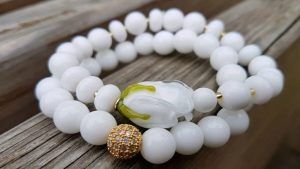 Украшения с белым агатом: кому подходят, как выбрать и носить их