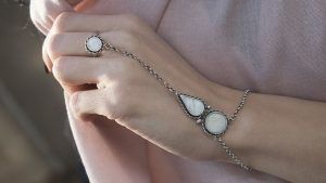 Кольца с цепочкой: как выбрать и носить