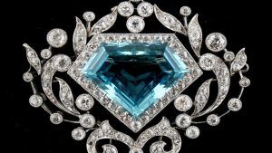 Броши с драгоценными камнями: как грамотно выбрать и носить