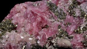 Как и где добывают родонит: известные месторождения минерала