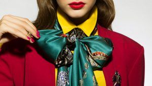 Как сочетать шелковый платок и украшения