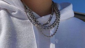 Какие украшения подобрать под спортивный стиль