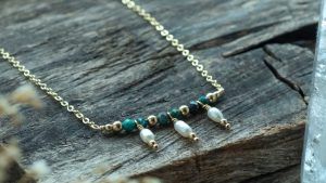 Колье и бусы с хризоколлой: как выбрать и носить