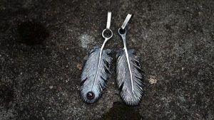 Украшения в форме пера: какие бывают, как выбрать и носить Украшения в форме пера: какие бывают, как выбрать и носить