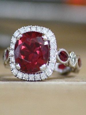 Украшения со шпинелью: кому подойдут, как выбрать и носить