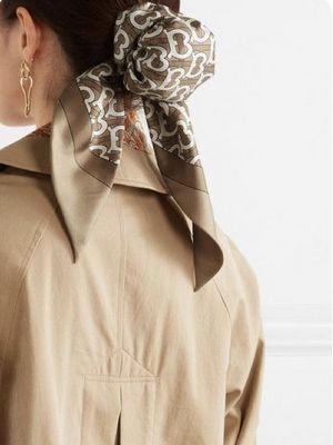 Как сочетать шелковый платок и украшения