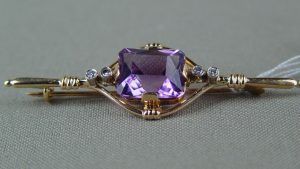 Броши с александритом: как выбрать и носить украшение