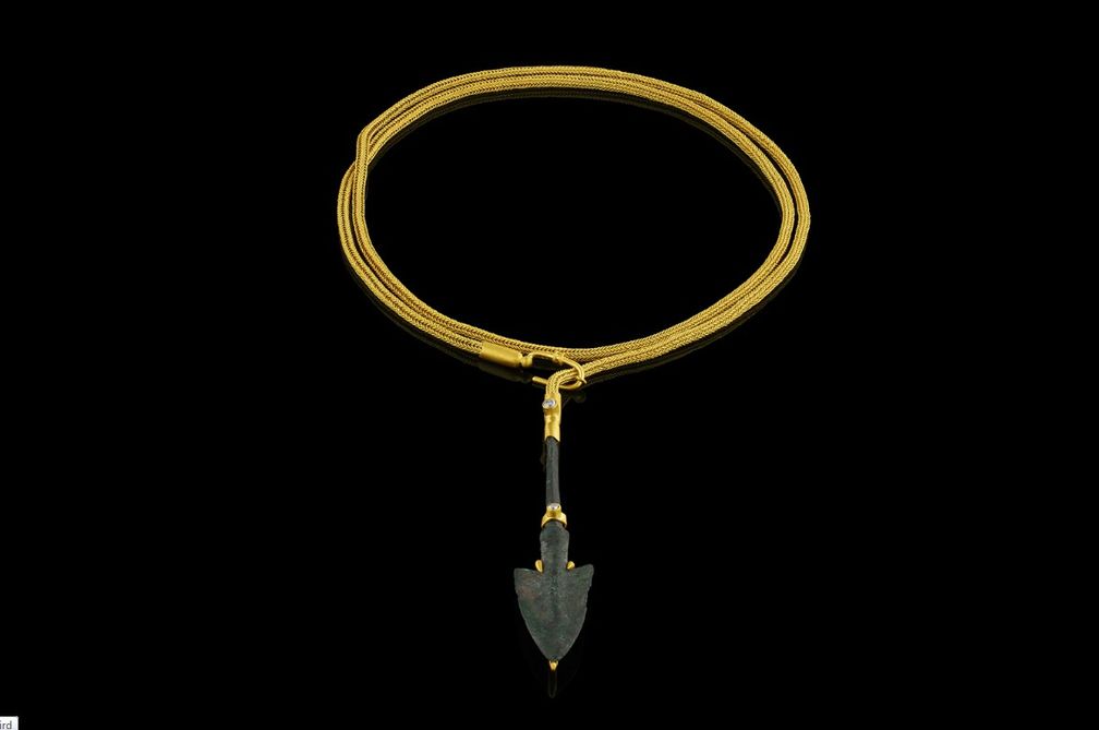 Колье из 22-каратного желтого золота с древним персидским бронзовым наконечником стрелы и бриллиантами 