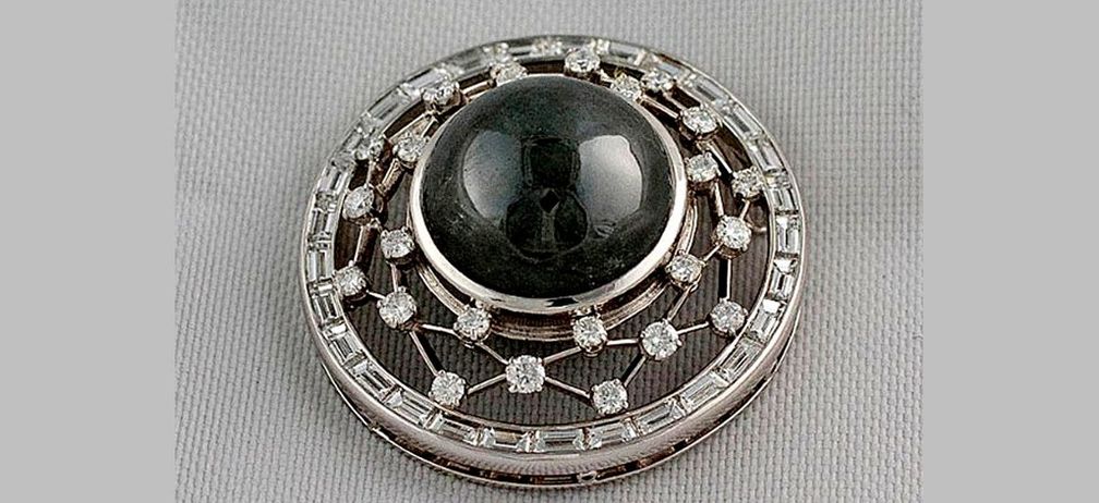 Этот черный бриллиант огранки кабошон маскируется под таитянскую жемчужину